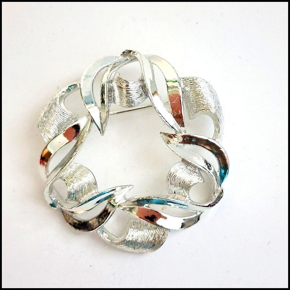 Vintage Sarah Coventry Silver Tone Round Ribbon Swirl Texturized Brooch‎ Pin